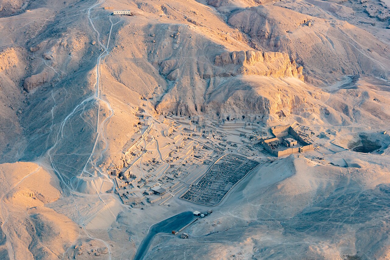 Deir el-Medina (Luxor): the artisans' village, open tombs and tickets in 2026