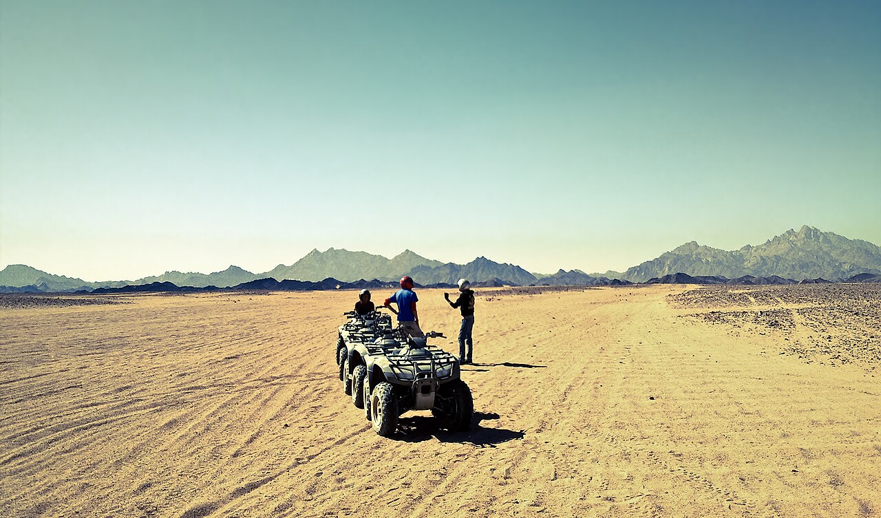 Safari dans le désert de Hurghada : quad, dîner bédouin et étoiles