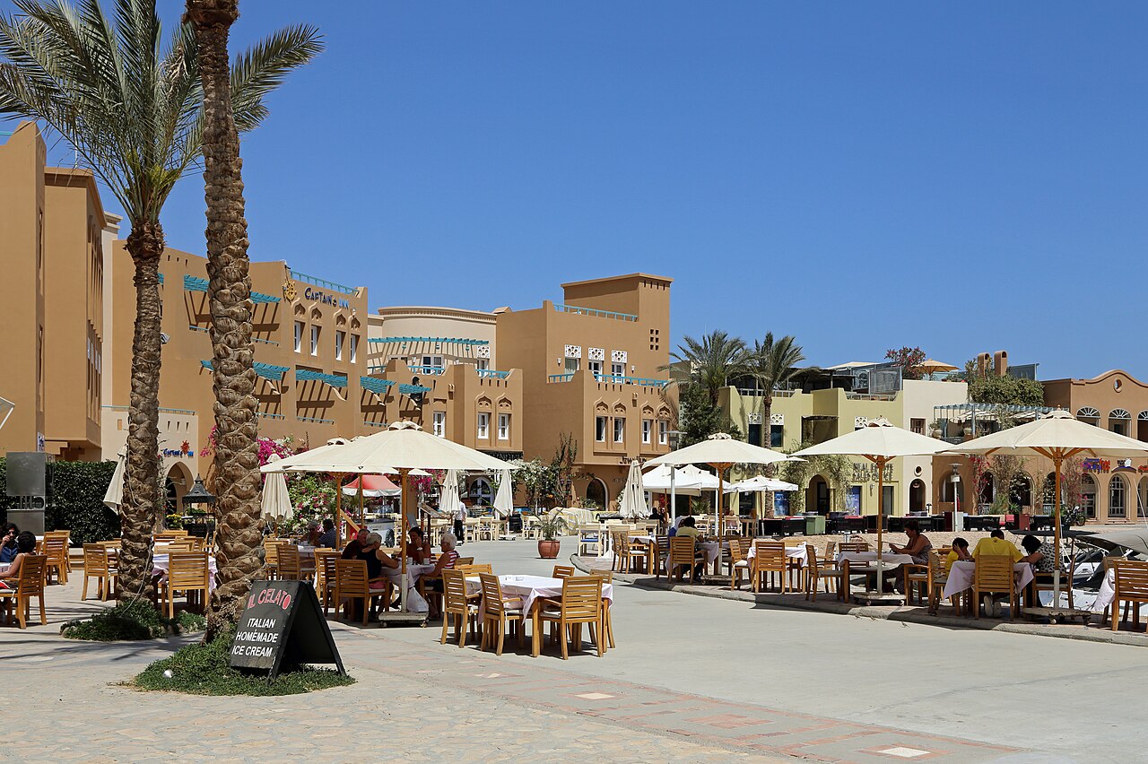 Les terrasses de la marina d'Abu Tig