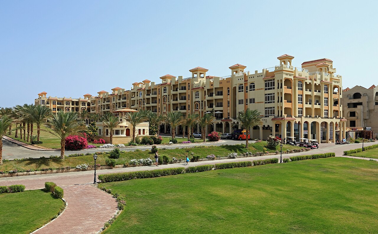 Sahl Hasheesh residences with lawn and palm trees