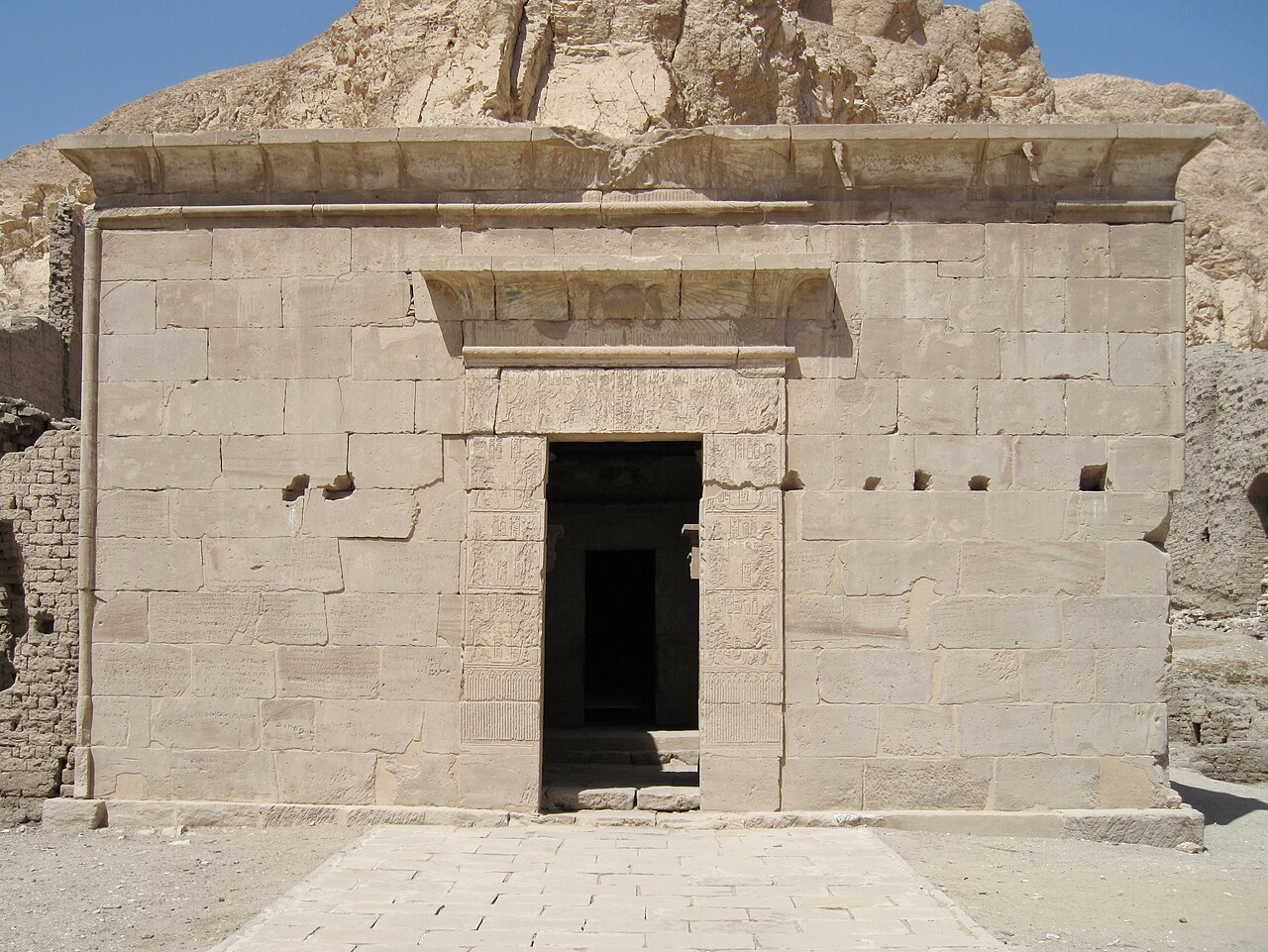 Deir el-Medina (Luxor): the artisans' village, open tombs and tickets in 2026